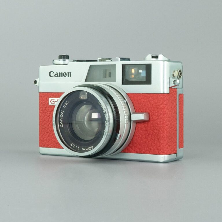 una Canon Canonet QL17 vintage, alluminio e arancio