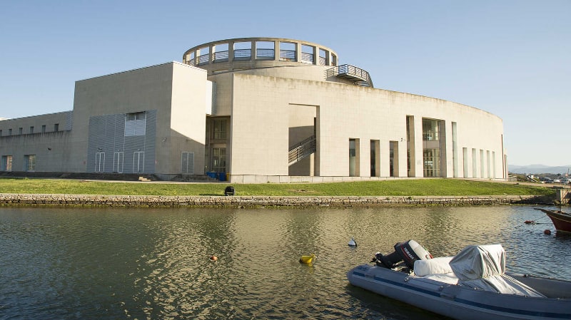 La facciata del museo archeologico di Olbia, affacciato sul mare