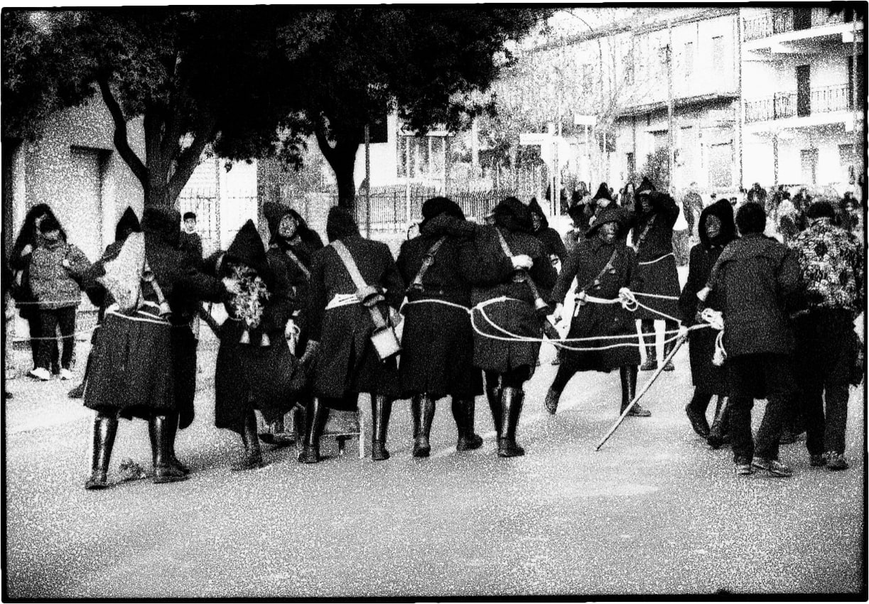 maschere tradizionali della barbagia durante il carnevale, foto in bianco e nero