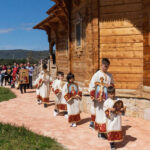 processione di fedeli ortodossi, con dei bambini che portano delle icone e altri fedeli che seguono, vicino alla chiesa ortodossa di Olbia