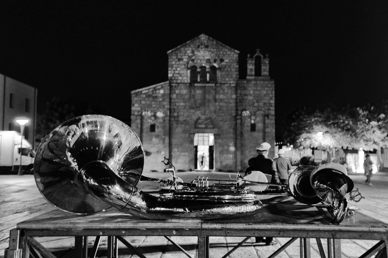 Un basso tuba e alcuni cappelli utilizzati dalla banda di Olbia, appoggiati su un tavolo in legno di fronte alla basilica di San Simplicio, ad Olbia.